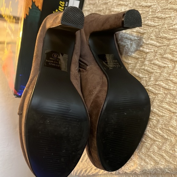 Italina Size 8 Roundtoe high heeled Boots - Picture 4 of 6